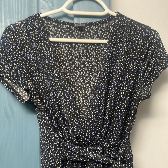Women’s Sm wrap style top. V-neck. Short sleeve blouse. Floral - Picture 2 of 9